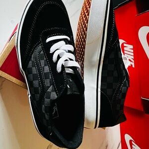 Vans Youth size 5 shoe in Black grey